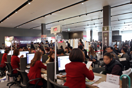 지난 26일 견본주택 문을 열고 3일동안 약 5만2000여명이 찾은 루원시티 SK리더스뷰 견본주택에서 예비청약자들이 청약상담을 받고 있다. <SK건설 제공>